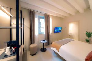 贝加莫Bergamo INN 21的酒店客房设有床和窗户。