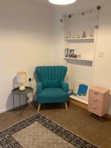 帕兹托Comfy and welcoming 2 bedroom Annex.的客厅配有蓝色椅子和桌子