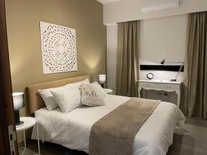 马尔萨斯卡拉Luxurious sunlit maisonette with large terrace!的一间卧室配有一张大床和一张书桌
