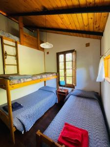 拉库布蕾Cabaña El Cristo的配有木天花板的客房设有两张床。