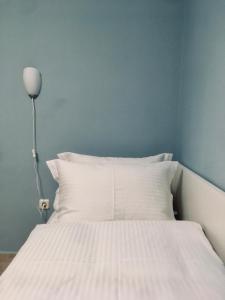 塞萨洛尼基REM One Bedroom Apartment的一张带白色床单的床和一盏灯