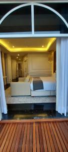 莫雷利亚HOTEL & SPA MANSION SOLIS by HOTSSON的木制甲板上的卧室配有两张床