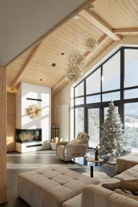 布克维be be Chalet - premium jacuzi & private pool的客厅配有圣诞树和沙发