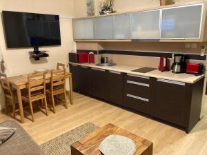 库瑞尼卡慕斯卡Apartament Comfort Kahlberg的厨房配有桌子和台面