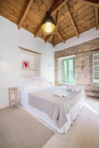 爱琴娜岛Stasa Aegina的一间卧室,卧室内配有一张大床