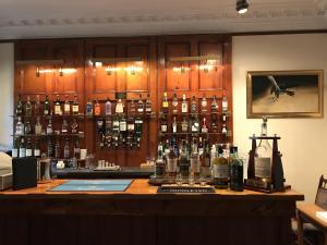 卡布里奇Dalrachney Lodge的酒吧里有很多瓶装酒精饮料