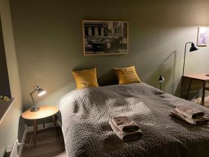 巴勒鲁普Jonstrupvejens Apartments Lejl C的一间卧室配有一张床,上面有两条毛巾