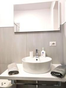 AgiraCentral rooms的浴室设有白色水槽和镜子
