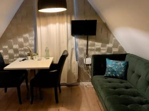 新阿姆斯特丹B&B bij Vincent的客厅配有绿色沙发和桌子