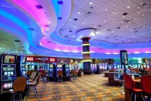 罗克艾兰Bally's Quad Cities Casino & Hotel的赌场,设有大型的角子机房