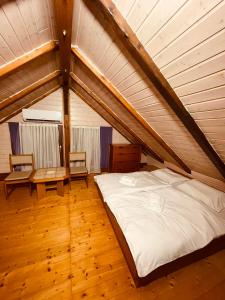 戈雷尼斯卡地区采尔克列Chalet PJagodic的阁楼间 - 带1张床和木地板