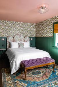大熊湖NP Boutique Lodge的一间卧室配有一张带花卉壁纸的大床