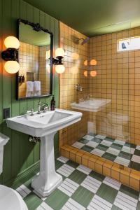 大熊湖NP Boutique Lodge的一间带水槽和镜子的浴室