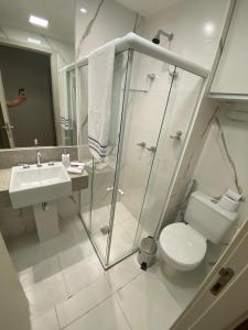 坎普斯戈伊塔卡济斯Apart-hotel América B的带淋浴、卫生间和盥洗盆的浴室