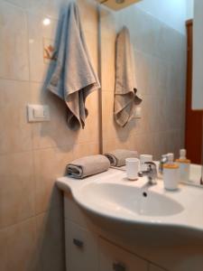 佛罗伦萨Appartamento vicino aeroporto的浴室配有盥洗盆、镜子和毛巾