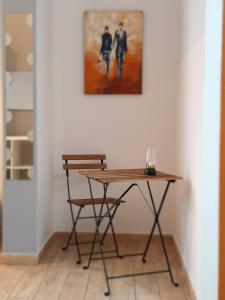 佛罗伦萨Appartamento vicino aeroporto的墙上画的桌子和椅子
