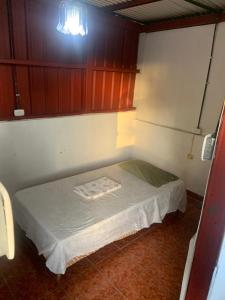 马萨亚Hostel Casa María的小房间,角落里设有一张床