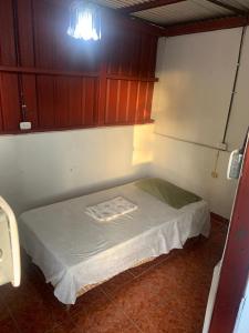 马萨亚Hostel Casa María的小房间,角落里设有一张床