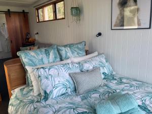 DrummondStephanie’s Country Cottages的一张带蓝色和白色床单的睡床