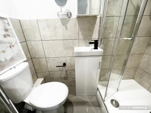 克罗伊登Erin Court Mansion - RM 11的一间带卫生间和淋浴的小浴室