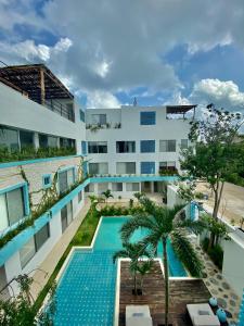 图卢姆Rosa Azul Tulum的享有带游泳池的建筑的空中景致