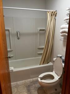 Beaver CityFurnas County Lodging的一间带卫生间和淋浴的浴室