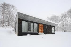 二世古Niseko Bisha 美舎 Onsen Villas的院子里的雪覆盖的房子