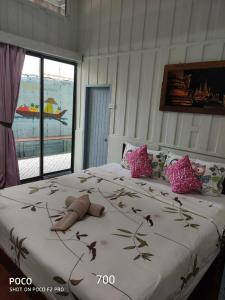 大城tamarind guesthouse的一间卧室配有一张大床,上面有鸟儿