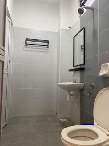 峇株巴辖Ana Homestay的一间带卫生间和水槽的浴室