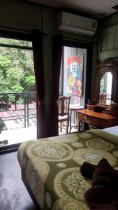 大城tamarind guesthouse的一间卧室设有一张床,享有阳台的景色