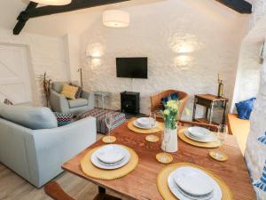 滕比Bluebell Cottage的客厅配有木桌和盘子
