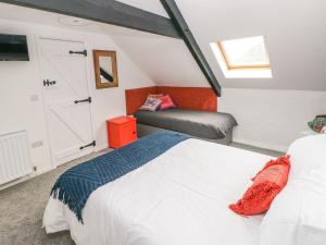 滕比Clementine Cottage的阁楼卧室设有床和窗户。