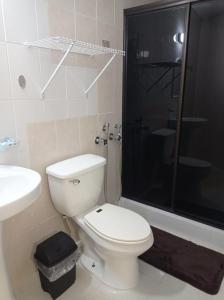 巴拿马城Doña Nancy的浴室配有卫生间、淋浴和盥洗盆。