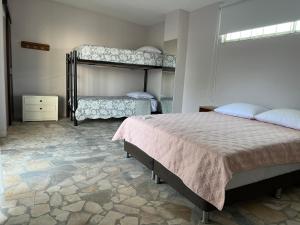托卢Casa Y的一间卧室配有两张双层床。
