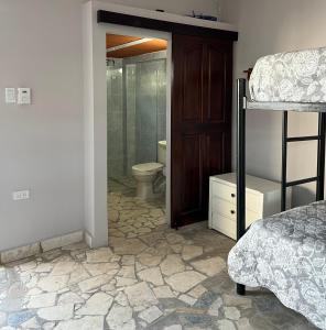 托卢Casa Y的一间卧室设有带卫生间和淋浴的浴室