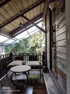 大城tamarind guesthouse的天井设有两张床和门廊上的一张桌子