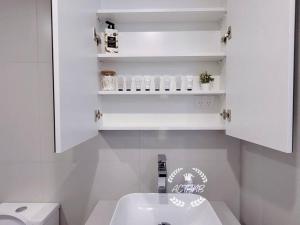 堪培拉City View Lovely 1BD Apartment @ CBD的白色的浴室设有水槽和卫生间。