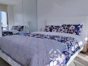 堪培拉City View Lovely 1BD Apartment @ CBD的一间卧室配有一张带蓝色棉被的大床
