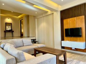 穆里Ahmed Suites的客厅配有2张沙发和1台平面电视