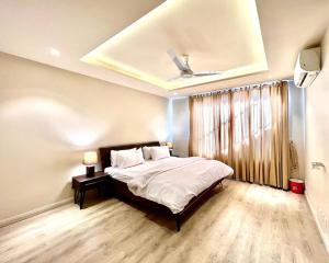 穆里Ahmed Suites的一间卧室设有一张床和天花板