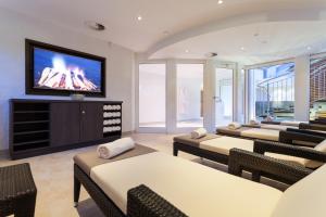 维林根赛尔兰德斯特恩酒店 的客房设有四张床和平面电视。
