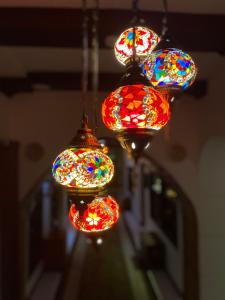 尼兹瓦Aryaf hostel的悬挂在天花板上的一组色彩缤纷的灯光