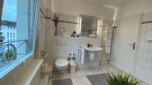 萨斯尼茨Villa Rosalie Sassnitz的浴室配有盥洗盆、卫生间和浴缸。