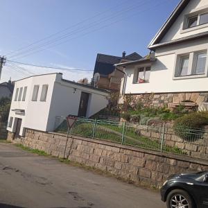 Železný BrodUbytovani u Nadii的前面有栅栏的白色房子