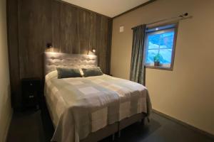 耶尔夫瑟Modern Stuga med Ski Lodge känsla的一间卧室设有一张大床和窗户