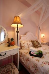 花莲市希望海民宿的一间卧室配有一张带灯和镜子的床