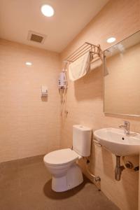 八打灵再也GM Grand Moments Bandar Sunway的一间带卫生间和水槽的浴室