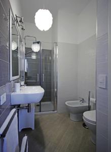 夏卡Colibri B&B的白色的浴室设有水槽和卫生间。