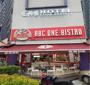 八打灵再也GM Grand Moments Bandar Sunway的门前停有摩托车的餐厅