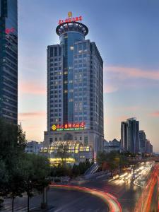 北京名人国际大酒店的一座高大的建筑,上面有标志